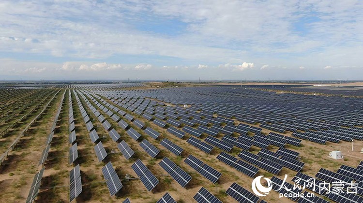 光伏基地通過(guò)“板上發(fā)電、板下修復(fù)、板間種植”的模式,有效的改善了沙漠生態(tài)環(huán)境。人民網(wǎng) 孟佳澍攝