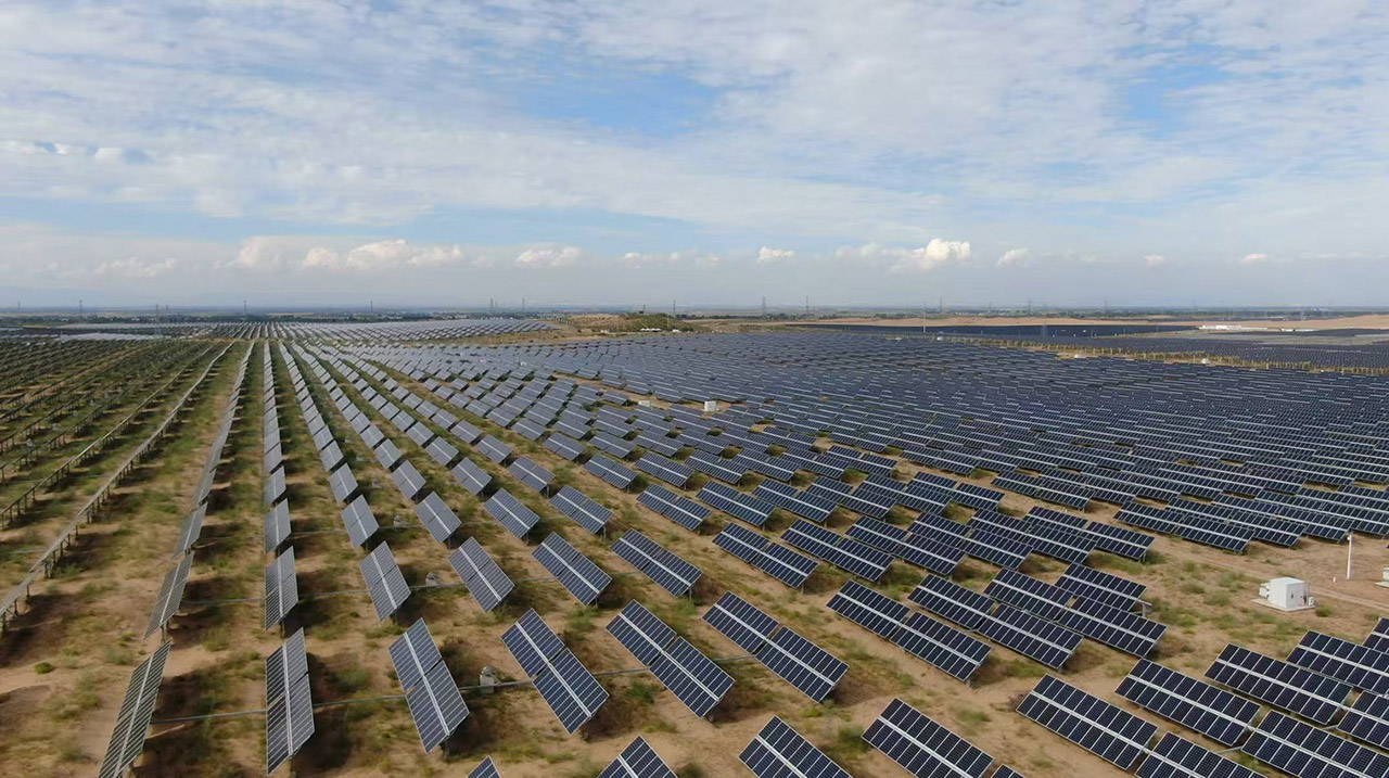 行進(jìn)中國|達(dá)拉特光伏基地:光伏“藍(lán)海”藏生態(tài)“綠能”