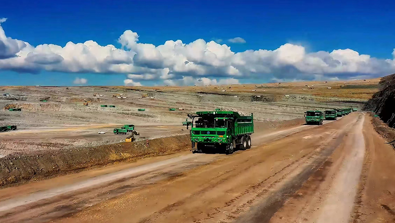 行進(jìn)中國|礦區(qū)來了“新員工”
礦區(qū)也可以實(shí)現(xiàn)“無人駕駛”?有了“科技加持”就能!看看這位礦區(qū)“新員工”如何“獨(dú)當(dāng)一面”。