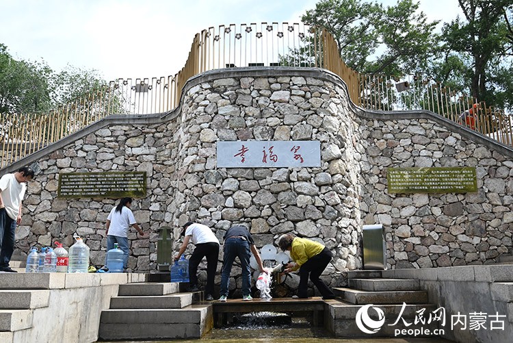 村民和游客來到東烏素圖“幸福泉”打泉水。人民網記者 劉藝琳攝