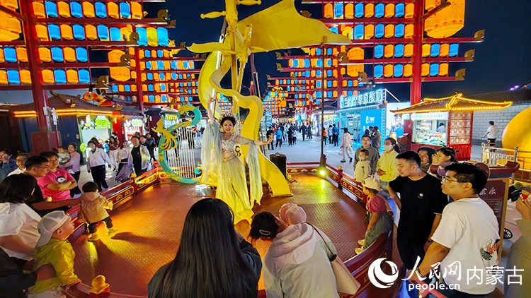 烏蘭察布之夜沉浸式演繹帶領(lǐng)游客穿越古今。人民網(wǎng) 張雪冬攝