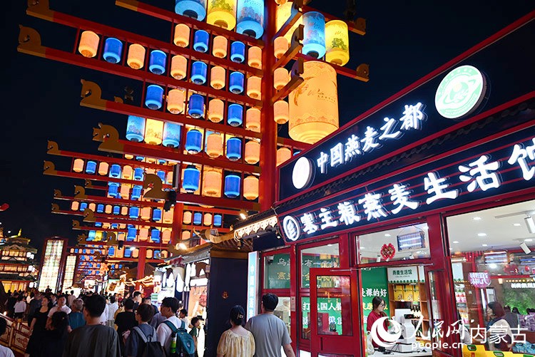 烏蘭察布盛產(chǎn)馬鈴薯、燕麥等作物，特色生活體驗(yàn)館方便游客品嘗特色產(chǎn)品。人民網(wǎng)記者 劉藝琳攝