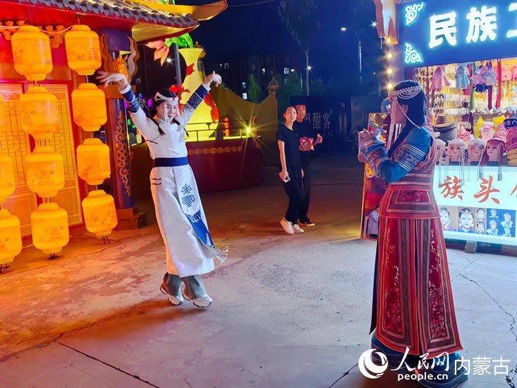 穿著民族服飾、打卡拍照留念，也成為游客最喜歡的體驗(yàn)項(xiàng)目之一。人民網(wǎng)記者 富麗娟攝