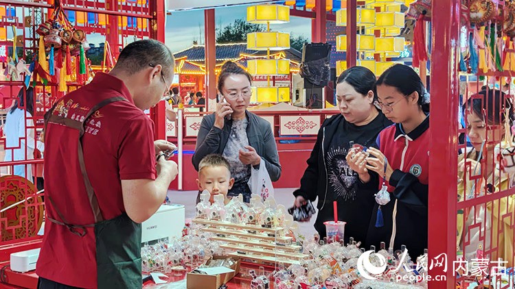 琳瑯滿目的手工藝品，吸引著游客賞看和購買。人民網(wǎng)記者 張雪冬攝