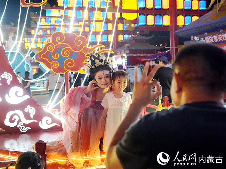 巡游互動、熱氣球等項(xiàng)目，逐漸走向“食、游、購、娛、體、展、演”全方位發(fā)展的“新夜態(tài)”。人民網(wǎng)記者 張力洋攝