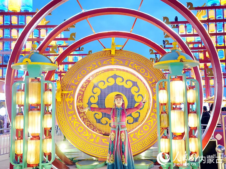 街區(qū)中動人的草原歌曲，獨(dú)具特色的蒙古族舞蹈都令人印象深刻。人民網(wǎng)記者 張力洋攝