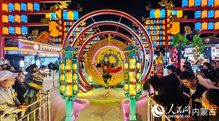 烏蘭察布之夜川劇變臉表演。人民網(wǎng)記者 張雪冬攝