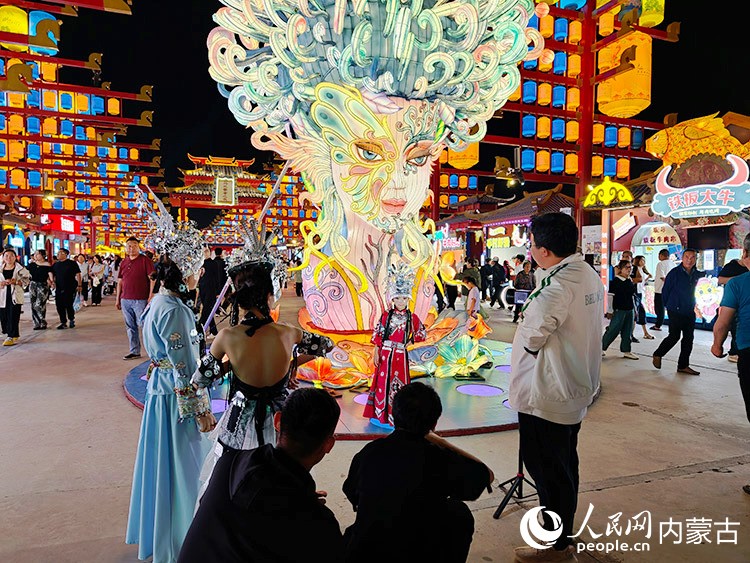 穿著民族服飾、打卡拍照留念，也成為游客最喜歡的體驗(yàn)項(xiàng)目之一。人民網(wǎng)記者 趙夢月攝