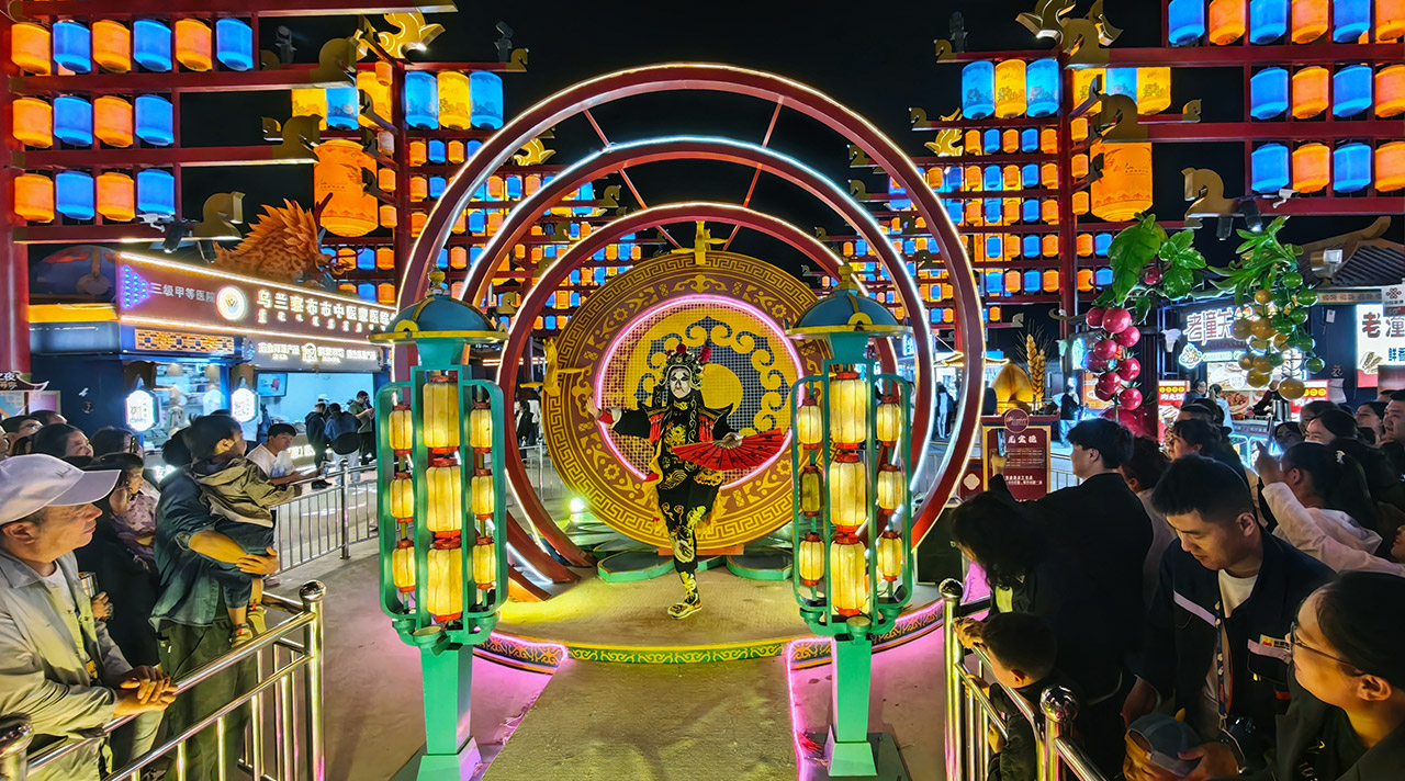 行進(jìn)中國|烏蘭察布之夜,越“夜”越火熱