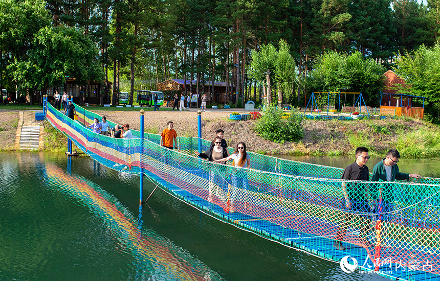 游客在牙克石林場親水樂園游覽。王正攝