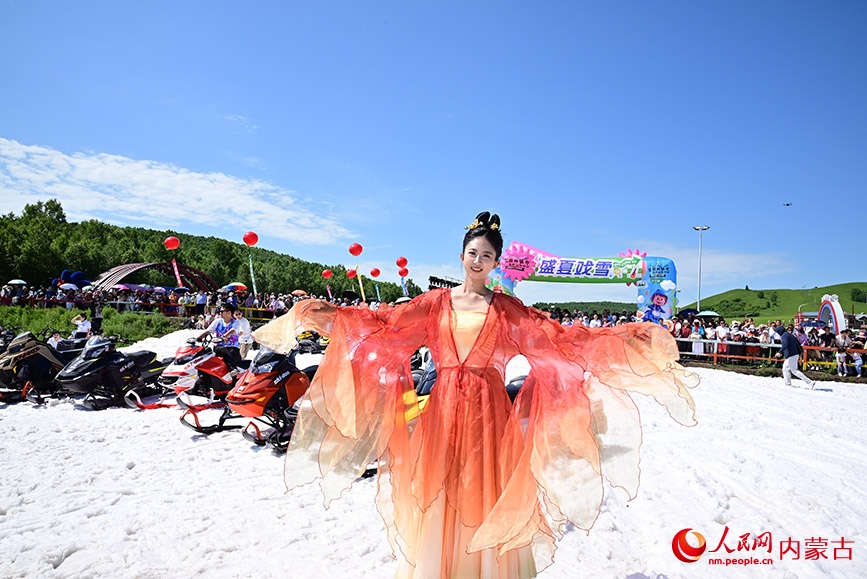 盛夏戲雪活動現場。實習生 張雅新攝