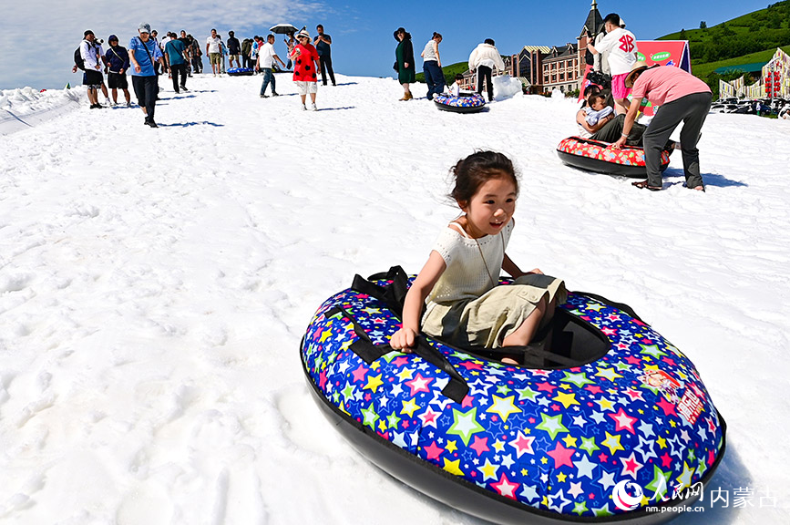 7月11日，小朋友在呼倫貝爾市牙克石市鳳凰山景區滑雪圈。王正攝