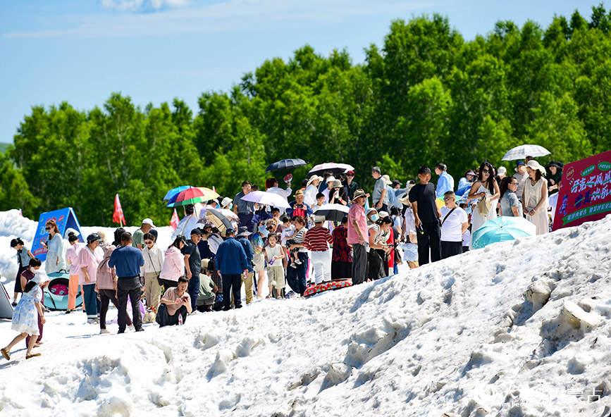 7月11日，游客在呼倫貝爾市牙克石市景區(qū)雪道上游覽。王正攝