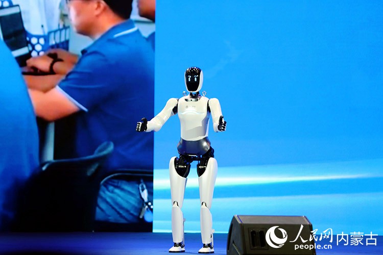 智能機器人上臺介紹中國云谷·呼和浩特。人民網記者 齊浩男攝