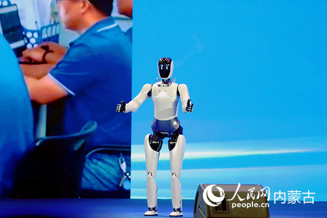 智能機(jī)器人“靈犀”上臺介紹“中國云谷”。人民網(wǎng)記者 齊浩男攝