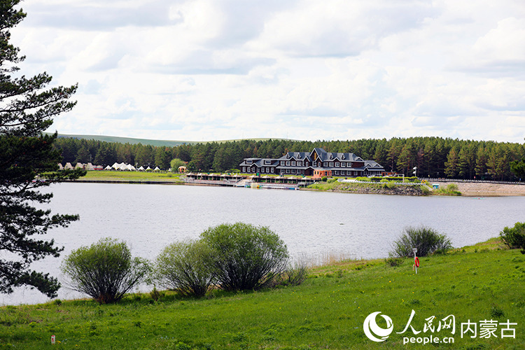 紅花爾基樟子松國家森林公園湖光山色美如畫。人民網記者 李睿攝