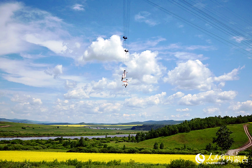 奧洛契莊園內(nèi)的高空威亞表演。實習(xí)生 張雅新攝