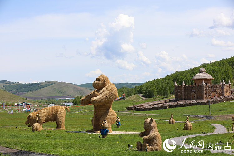 草雕藝術(shù)品與遠(yuǎn)山相映成趣。人民網(wǎng)記者 李睿攝