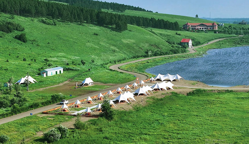 行進(jìn)中國|在郁郁蔥蔥的“林海”中“森”呼吸
夏至內(nèi)蒙古牙克石市鳳凰山,山巒疊嶂,奇峰挺拔,百景爭(zhēng)秀。一站式領(lǐng)略呼倫貝爾“山、水、林、原”秀麗風(fēng)景。