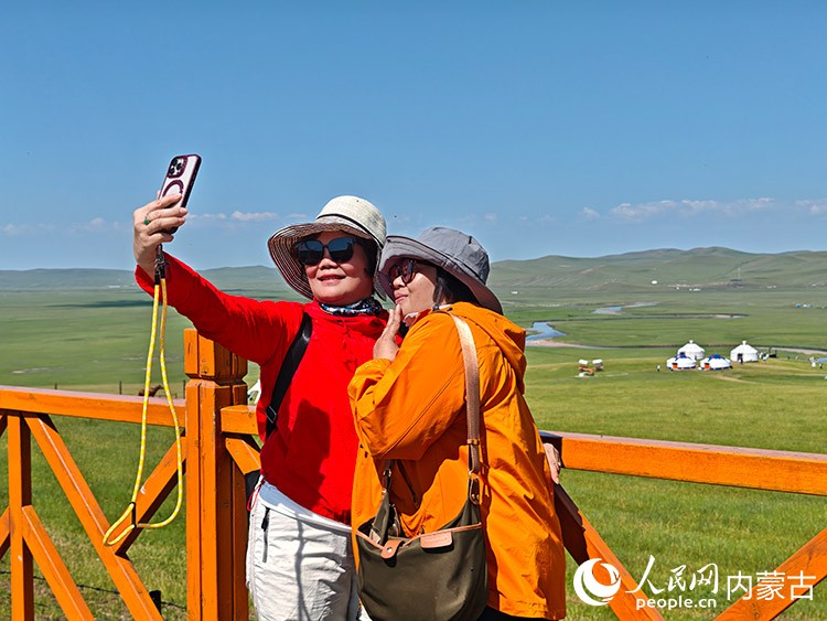 游客在景區(qū)留影拍照。人民網(wǎng)記者 李睿攝