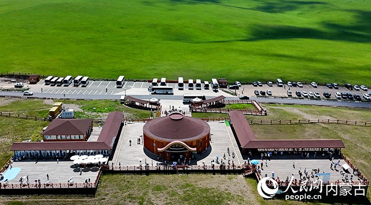 莫爾格勒河1號觀景臺游人如織。人民網(wǎng)記者 李睿攝