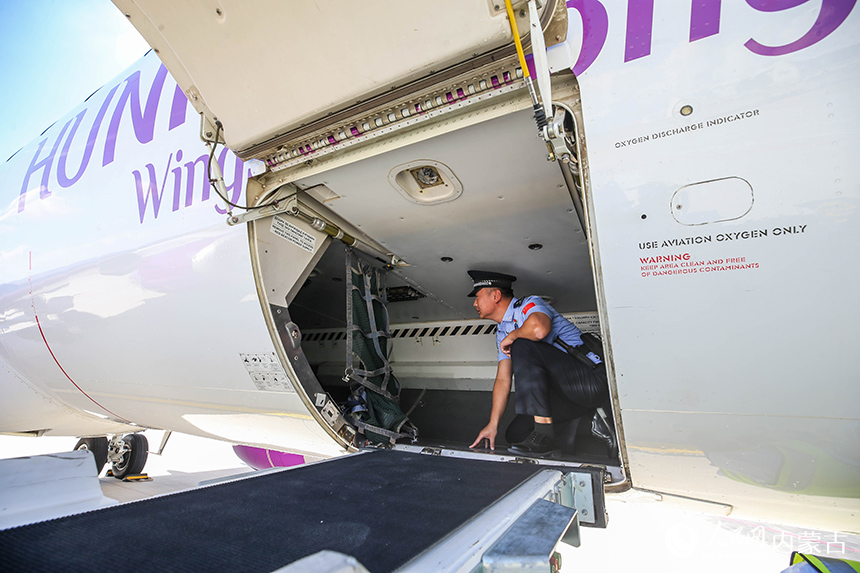 二連出入境邊防檢查站移民管理警察檢查入境航班貨艙。楊金燁攝