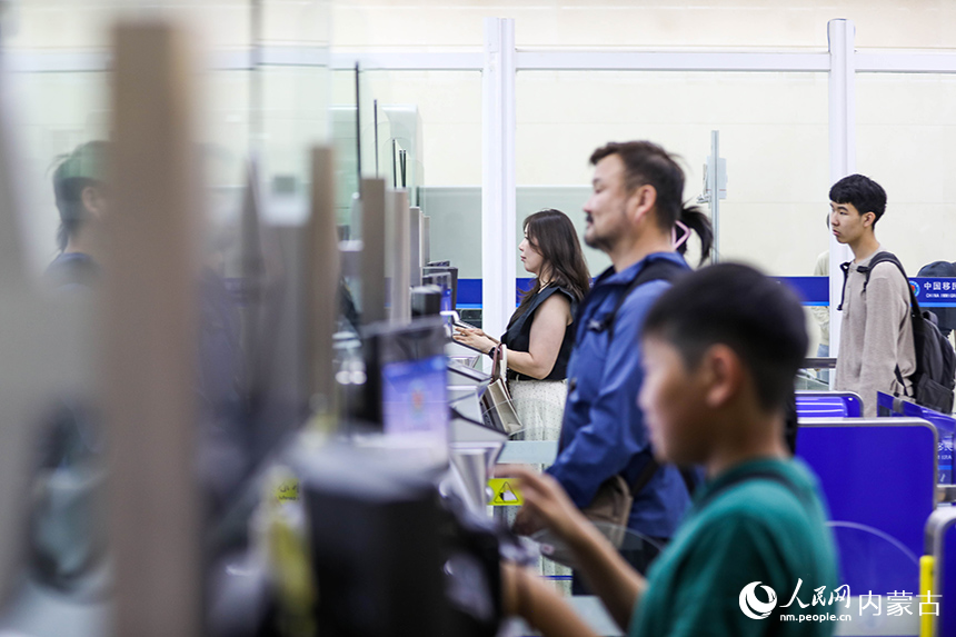 二連出入境邊防檢查站移民管理警察為入境航班旅客辦理通關手續。楊金燁攝