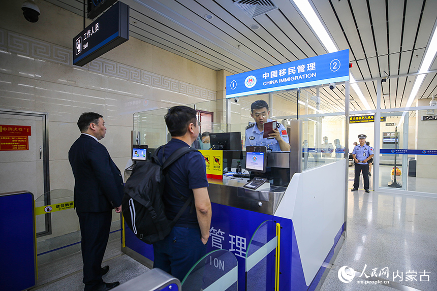 二連出入境邊防檢查站移民管理警察為入境航班旅客辦理通關手續。楊金燁攝