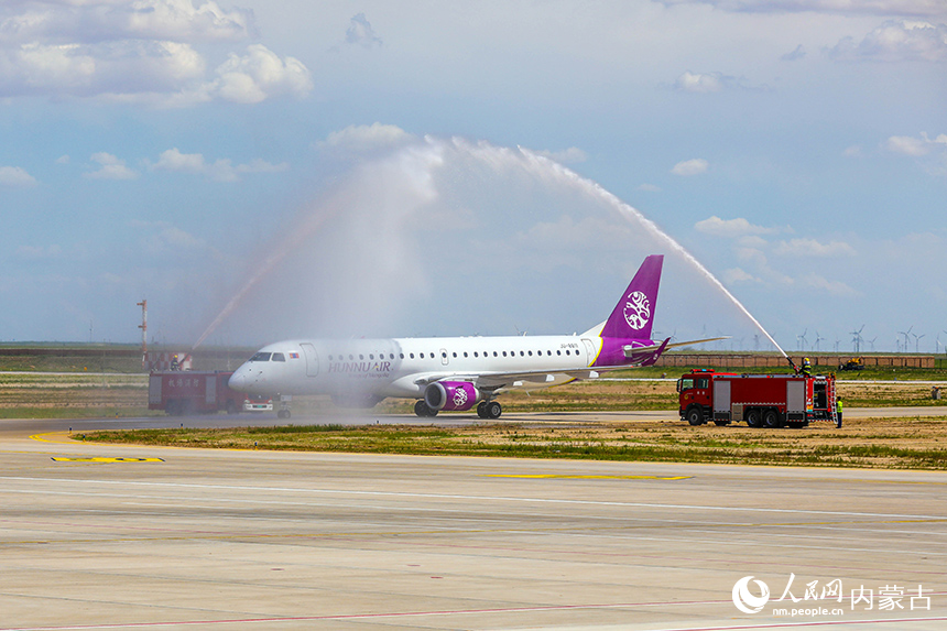由烏蘭巴托飛往二連浩特的MR861次首航航班,抵達(dá)二連浩特賽烏素國(guó)際機(jī)場(chǎng)后通過(guò)水門。楊金燁攝