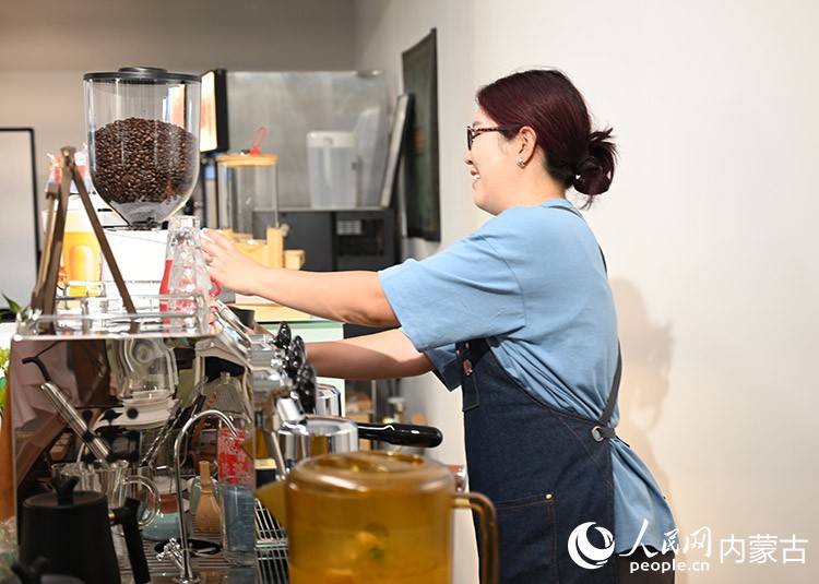 創(chuàng)意產業(yè)園內,咖啡館店員正在做準備工作。人民網(wǎng)記者 劉藝琳攝