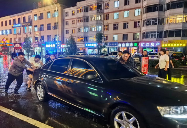 達拉特旗干部群眾與海豹救援隊共同開展救援，成功救援了多輛被困車輛。達拉特旗融媒體中心供圖