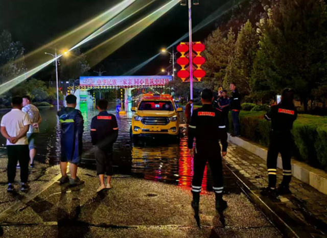 達拉特旗海豹救援隊開展救援，成功救援了多輛被困車輛。鄂爾多斯市水利局供圖