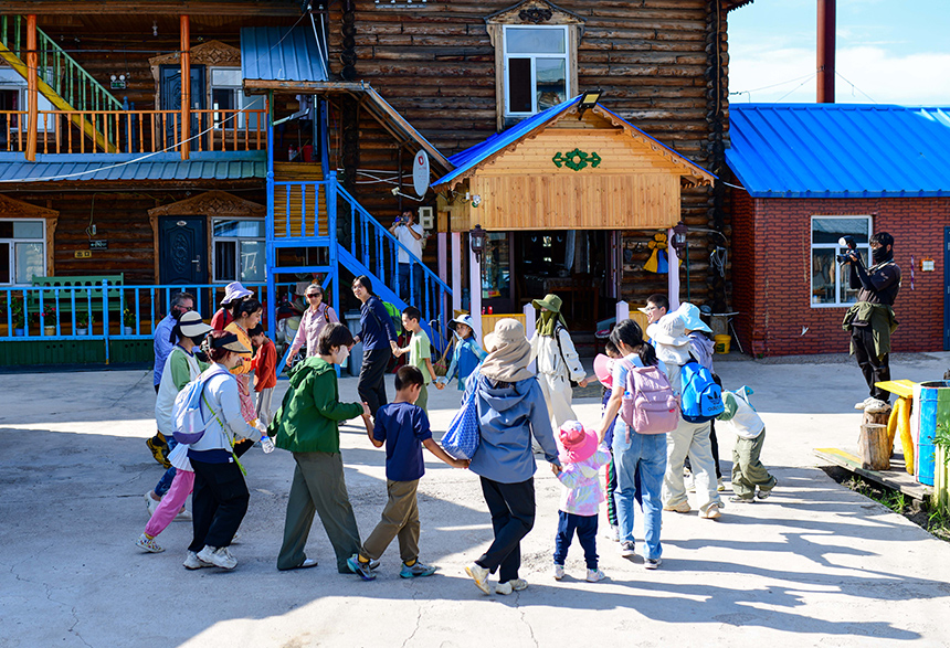 游客在額爾古納市恩和俄羅斯族民族鄉恩和村一處院落里學習俄羅斯族舞蹈。王正攝