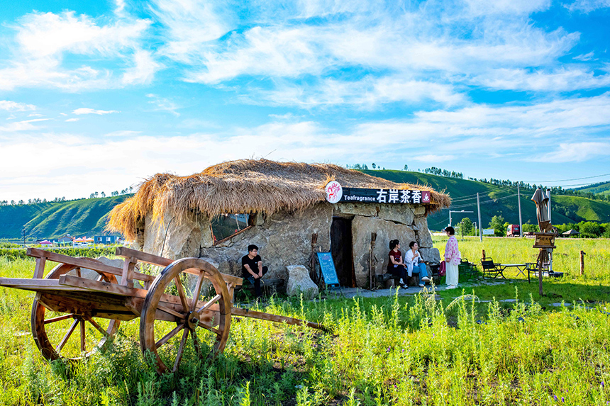 游客在額爾古納市恩和俄羅斯族民族鄉恩和村一處石頭咖啡屋前休憩。王正攝