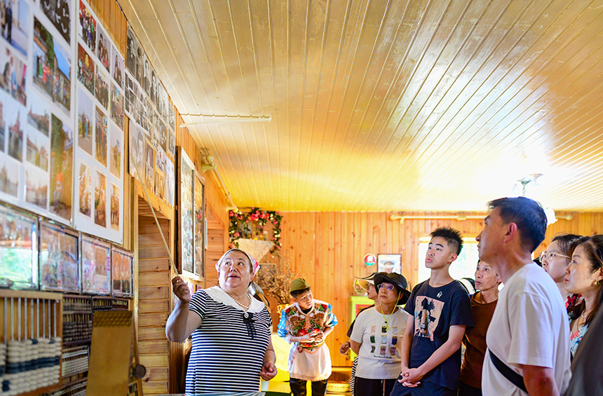 游客在額爾古納市恩和俄羅斯族民族鄉(xiāng)恩和村參觀家庭博物館。王正攝