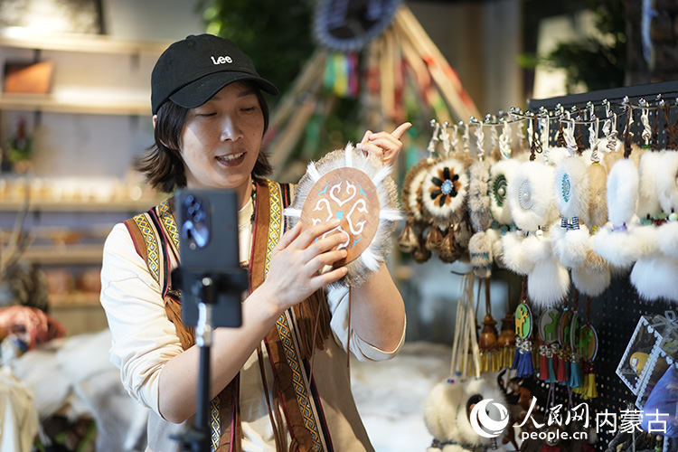 尤塔在直播中介紹鄂溫克族手工藝品。人民網記者 李睿攝