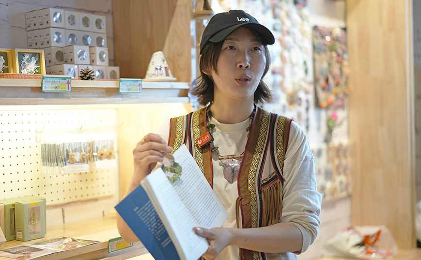 行進(jìn)中國|不止于山林 鹿鈴聲聲響進(jìn)新時(shí)代
鄂溫克族青年尤塔向記者展示以其姥姥為原型設(shè)計(jì)的文創(chuàng)產(chǎn)品,她用文創(chuàng)的方式,讓古老璀璨的民族文化在新時(shí)代煥發(fā)生機(jī)。