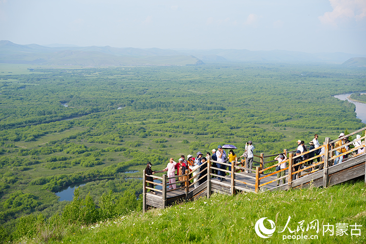 游客登上棧道欣賞美景。人民網記者 張聿修攝