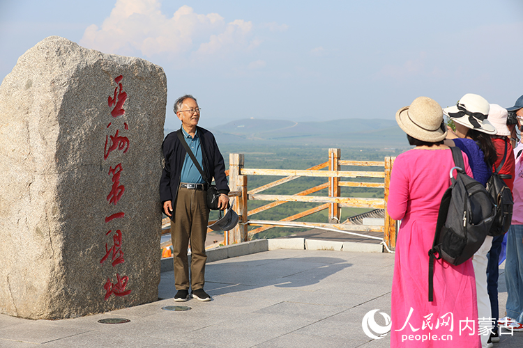 游客打卡“亞洲第一濕地”。人民網記者 李睿攝