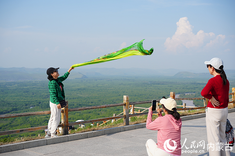 游客拍照打卡。人民網記者 張聿修攝