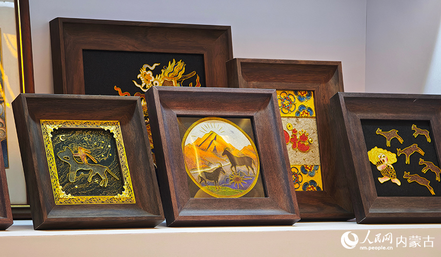 第九屆內蒙古自治區文化產業博覽交易會現場展出的內蒙古特色文創產品。人民網記者 張雪冬攝