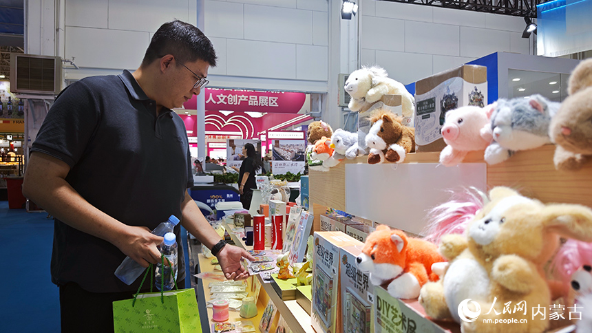 市民在第九屆內蒙古自治區文化產業博覽交易會現場挑選文創產品。人民網記者 張雪冬攝