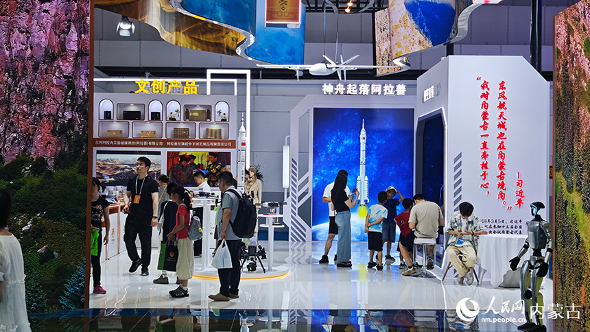 第九屆內蒙古自治區文化產業博覽交易會上的阿拉善館。人民網記者 張雪冬攝