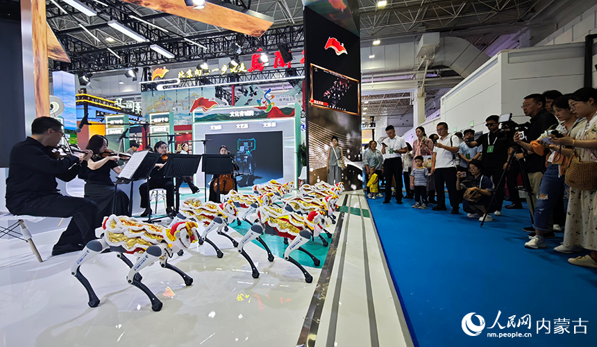 在呼和浩特館，“機(jī)器狗”在愛(ài)樂(lè)樂(lè)團(tuán)的演奏中翩翩起舞。人民網(wǎng)記者 張雪冬攝
