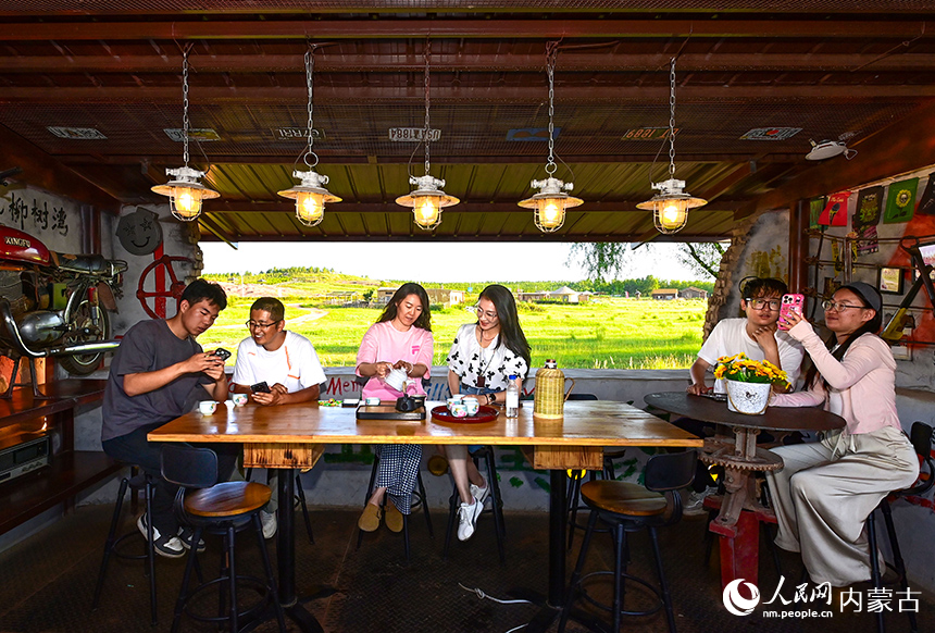 游客在鄂爾多斯市伊金霍洛旗鄂爾多斯文化產業園景區柳樹灣村休閑。王正攝