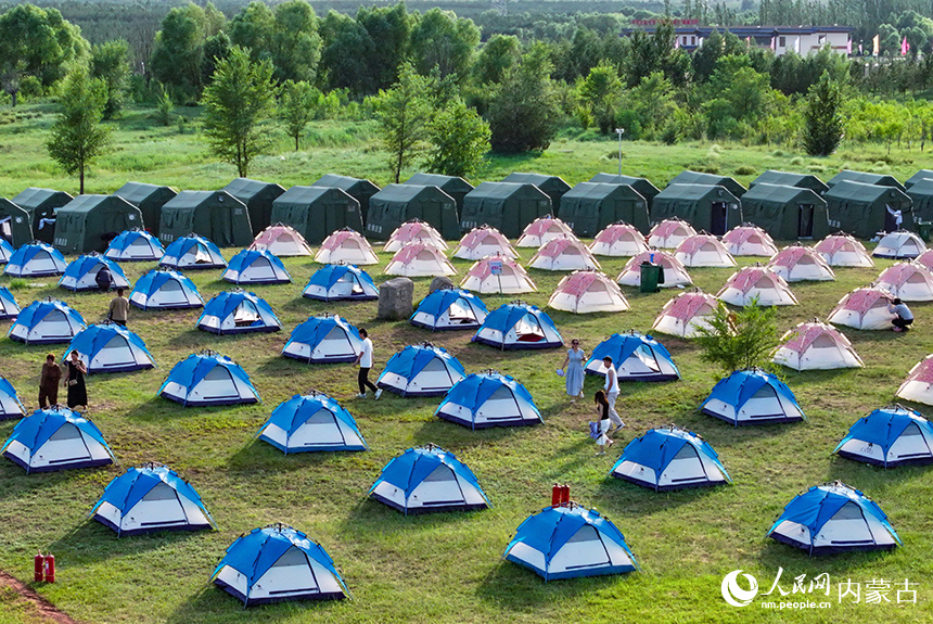 游客在鄂爾多斯市伊金霍洛旗鄂爾多斯文化產業園景區蜜水畔露營地休閑。王正攝