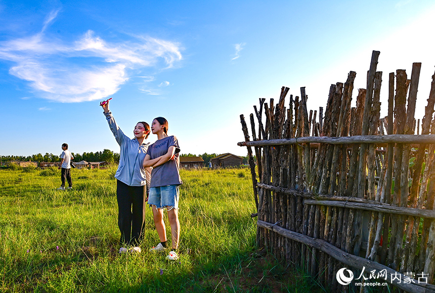 游客在鄂爾多斯市伊金霍洛旗鄂爾多斯文化產業園景區柳樹灣村游覽。王正攝