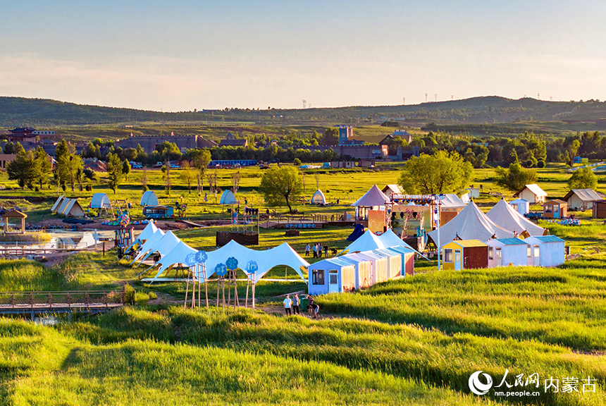 游客在鄂爾多斯市伊金霍洛旗鄂爾多斯文化產業園景區蜜水畔露營地休閑。王正攝