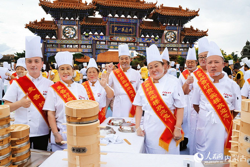 燒賣美食季暨第三屆內蒙古名小吃美食文化周開幕。實習生 韓飛月攝
