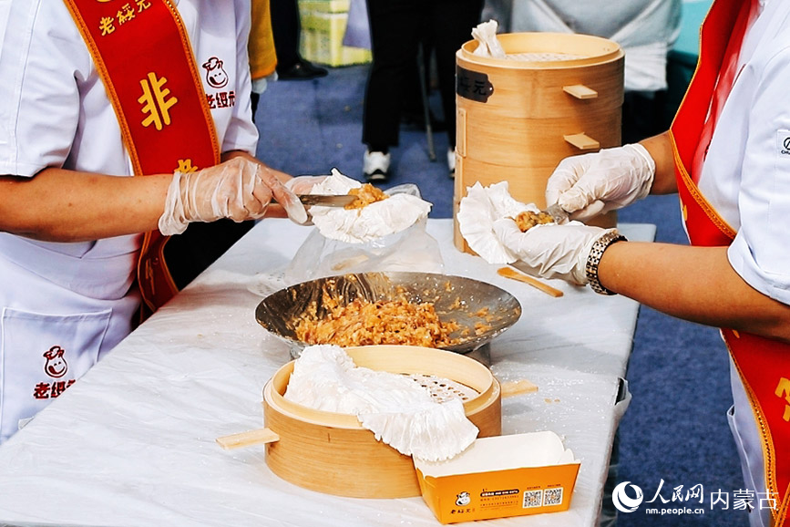 燒賣美食季暨第三屆內(nèi)蒙古名小吃美食文化周開幕。實(shí)習(xí)生 韓飛月攝